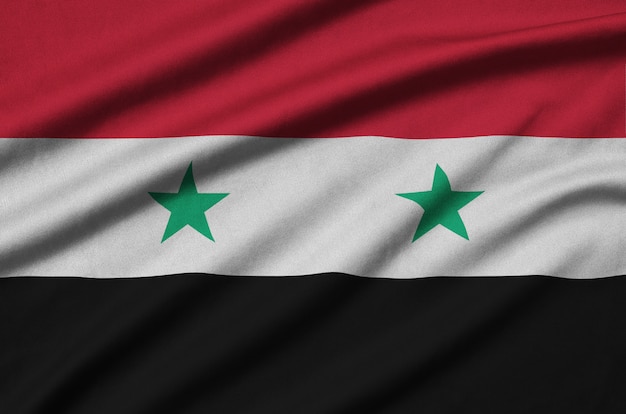 La bandiera della Siria è raffigurata su un tessuto sportivo con molte pieghe.