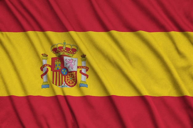 La bandiera della Spagna è raffigurata su un tessuto sportivo con molte pieghe.