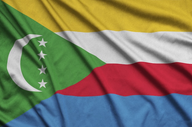 La bandiera delle Comore è raffigurata su un tessuto sportivo con molte pieghe.