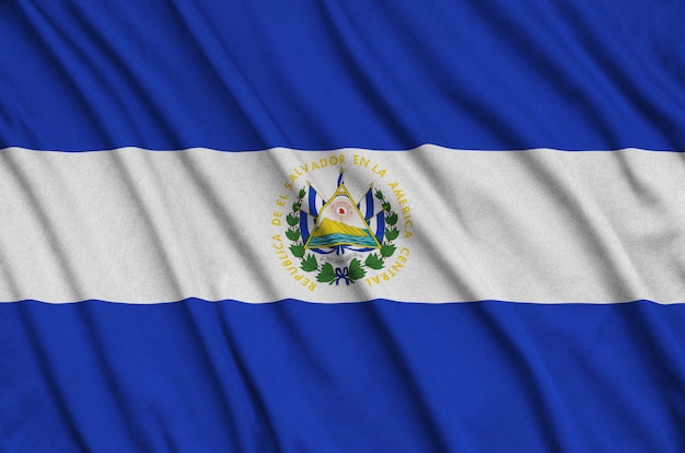 La bandiera di El Salvador è raffigurata su un tessuto sportivo con molte pieghe.