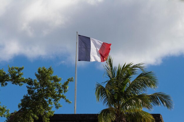 La bandiera francese issata su una cima dell'isola di Fort Saint Louis Martinica