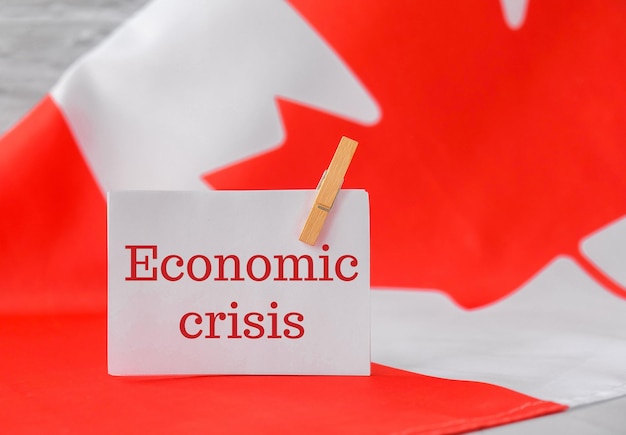 La bandiera nazionale del Canada Bandiera canadese con la foglia d'acero e il testo del messaggio di una nota di carta ECONOMICO