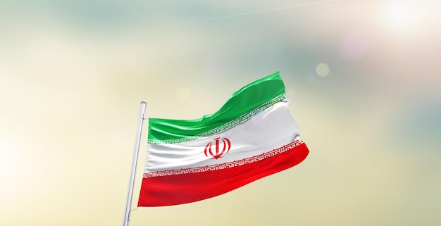 La bandiera nazionale iraniana sventola nel bellissimo cielo