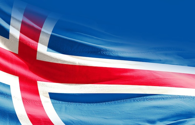 La bandiera nazionale islandese sventola nel cielo