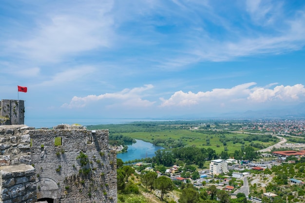 La bandiera rossa albanese con un'aquila bicipite nera torreggia sopra la fortezza di Rozafa