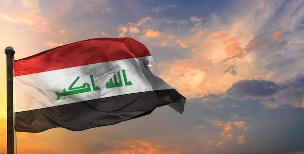 La bandiera sventolante dell'Iraq e lo sfondo del cielo.