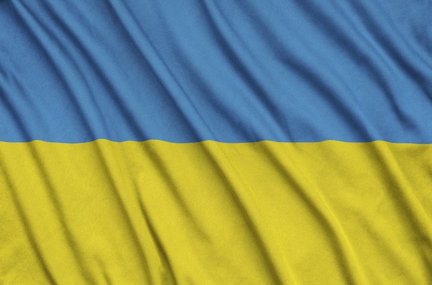 La bandiera ucraina è raffigurata su un tessuto sportivo con molte pieghe.