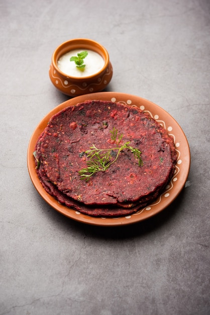 La barbabietola paratha o Roti è una focaccia integrale di grano Indn farcita con un ripieno di chukandar speziato, servita con cagliata