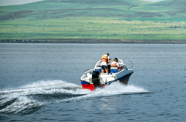 La barca a motore con i soccorritori si precipita tra le onde del mare