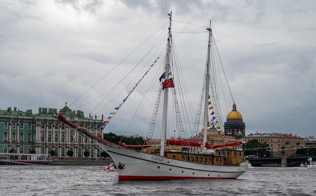 La barca a vela Nadezhda nelle acque del fiume Neva durante la Main Naval Parade