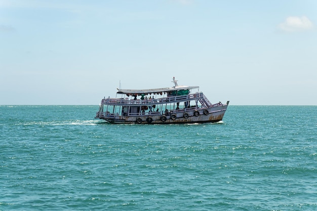 La barca da pesca è fuori a pescare I pescatori sono una carriera che è stata popolare nella città balneare della Thailandia