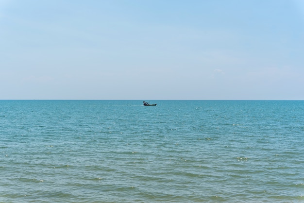 La barca da pesca è fuori pesca in mare blu o oceano