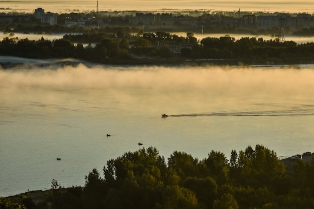 LA BARCA GALLEGGIA SUL FIUME ATTRAVERSO LA NEBBIA