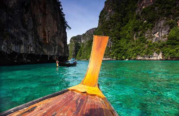 La barca lunga e l&#39;acqua blu alla maya abbaiano in Phi Phi Island, Krabi Tailandia.