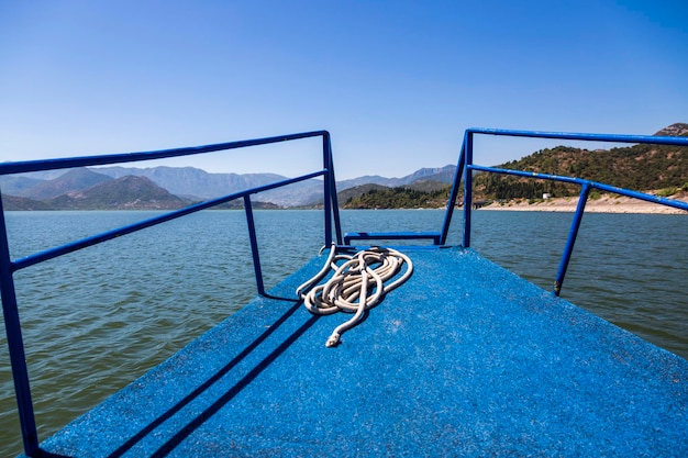 La barca naviga lungo il Lago di Scutari Montenegro