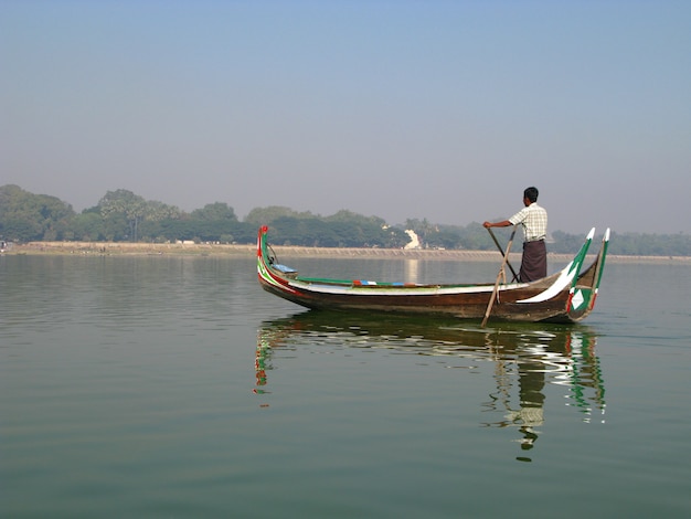 La barca sul lago Taungthaman, Amarapura