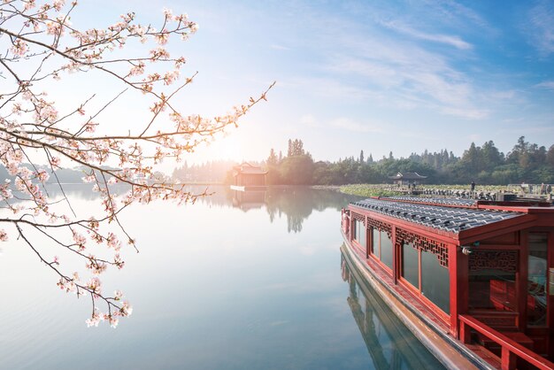 La barca turistica è sul lago