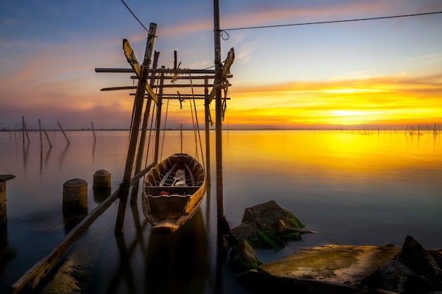 La barca utilizzata per la pesca nel lago Songkhla è stata mantenuta la sera