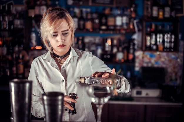 La barista ragazza inventa un cocktail nella birreria