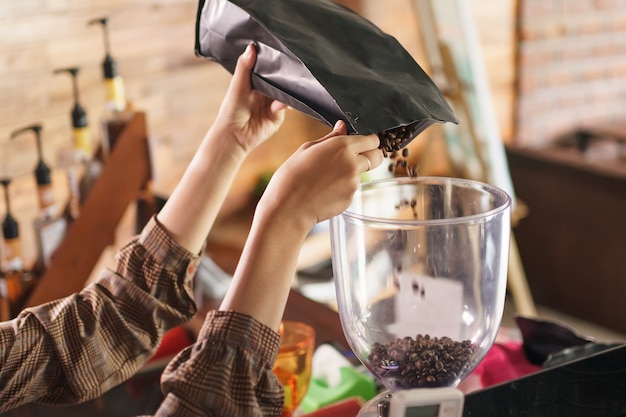 La barista versò i chicchi di caffè