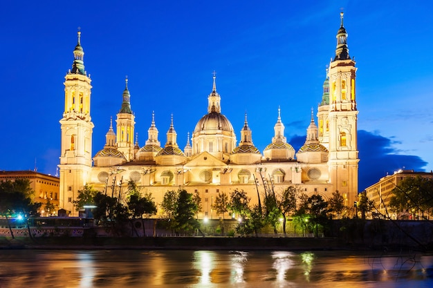 La Basilica Cattedrale di Nostra Signora del Pilar è una chiesa cattolica romana nella città di Saragozza nella regione spagnola dell'Aragona