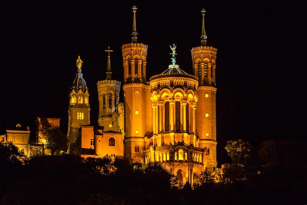 La Basilica di Notre Dame de Fourvière a Lione Francia di notte