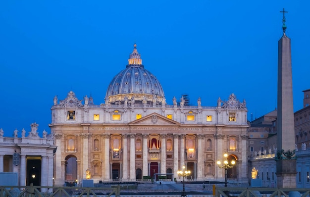 La Basilica di San Pietro di notte Roma