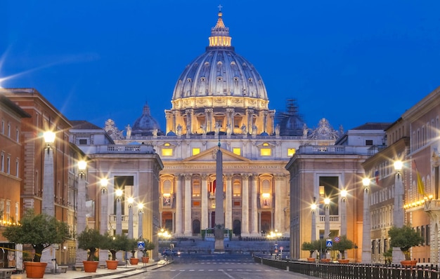 La Basilica di San Pietro di notte Roma