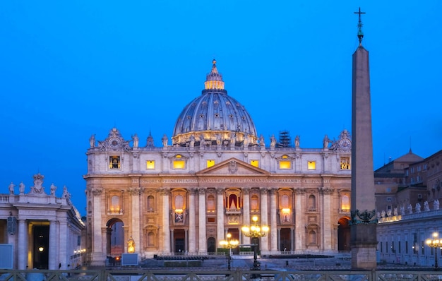 La Basilica di San Pietro di notte Roma