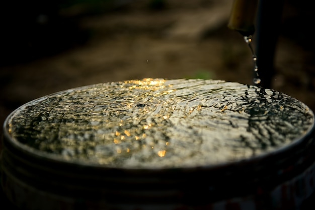 La bella acqua spruzza con luce solare