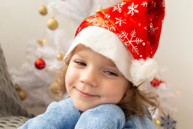 La bella bambina con il cappello di Capodanno