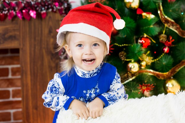 La bella bambina incontra il Natale.