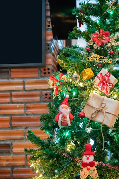 La bella casa ha decorato l&#39;albero di Natale con Santa