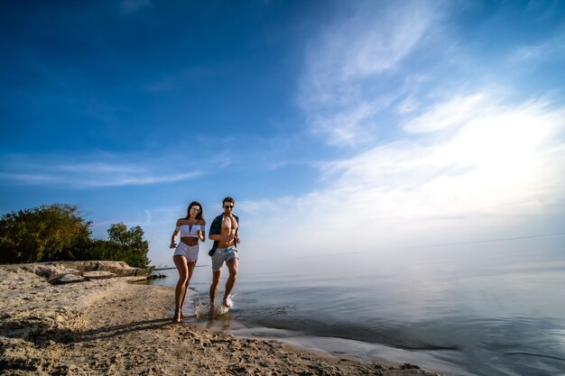 La bella coppia che corre in spiaggia