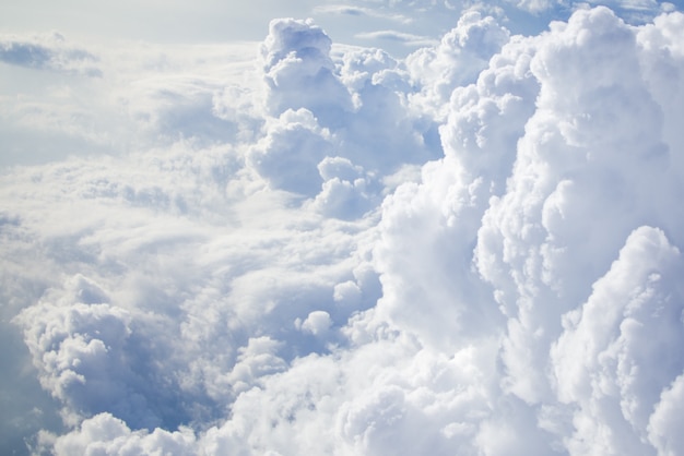 La bella della nuvola sul cielo prende la foto sull&#39;aereo.