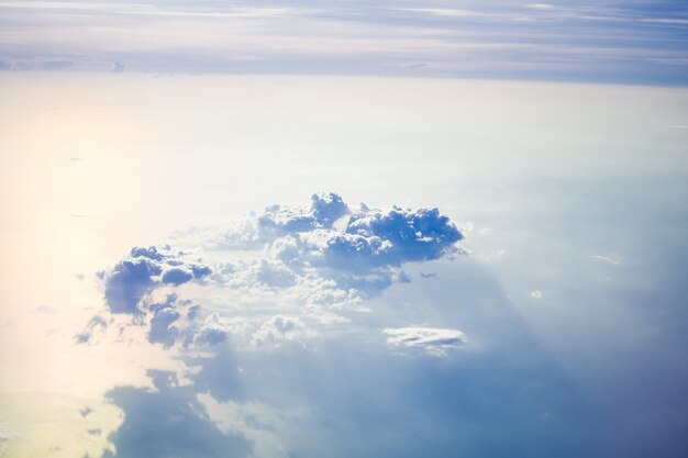 La bella della nuvola sul cielo prende la foto sull&#39;aereo.