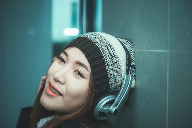 La bella donna asiatica ascolta la musica con le cuffie lo stile di vita della donna moderna La gente della Thailandia ama il concetto di ragazza felice