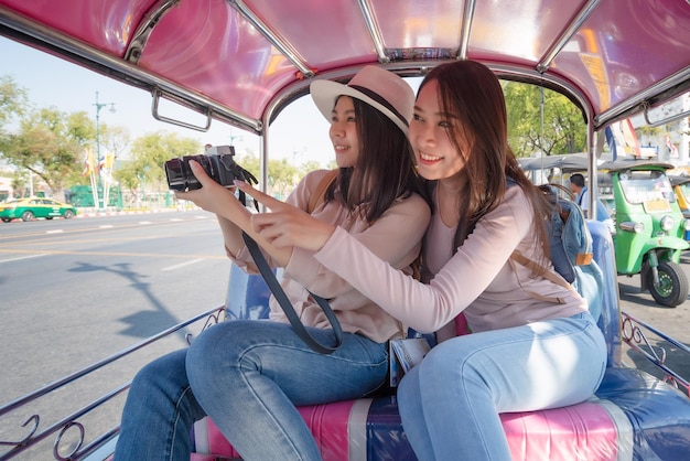 La bella donna asiatica dei turisti si diverte a viaggiare insieme nel centro urbano della città in vacanza