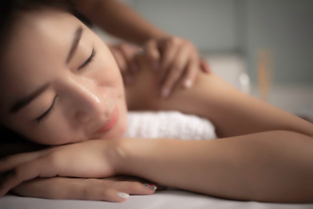 La bella donna asiatica dorme nella spa e si rilassa il massaggio. Tempo di relax dopo la stanchezza del duro lavoro. Gente tailandese