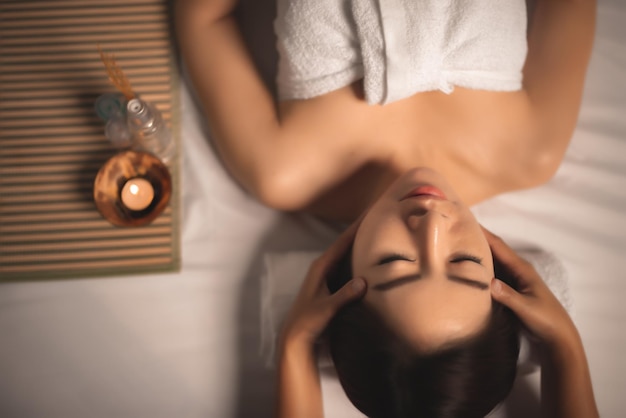 La bella donna asiatica dorme nella spa e si rilassa il massaggio. Tempo di relax dopo la stanchezza del duro lavoro. Gente tailandese