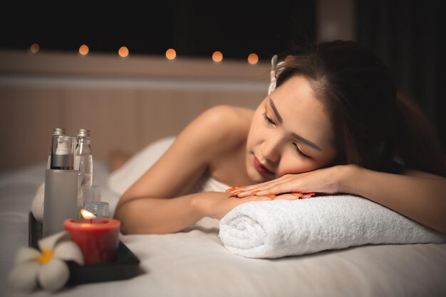 La bella donna asiatica dorme nella spa e si rilassa il massaggio. Tempo di relax dopo la stanchezza del duro lavoro. Gente tailandese