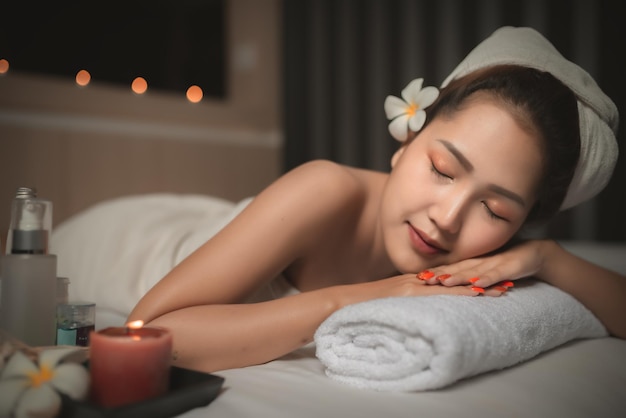 La bella donna asiatica dorme nella spa e si rilassa il massaggio. Tempo di relax dopo la stanchezza del duro lavoro. Gente tailandese