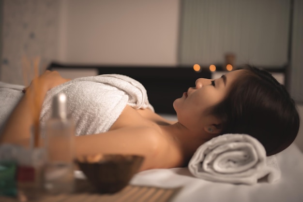 La bella donna asiatica dorme nella spa e si rilassa il massaggio. Tempo di relax dopo la stanchezza del duro lavoro. Gente tailandese