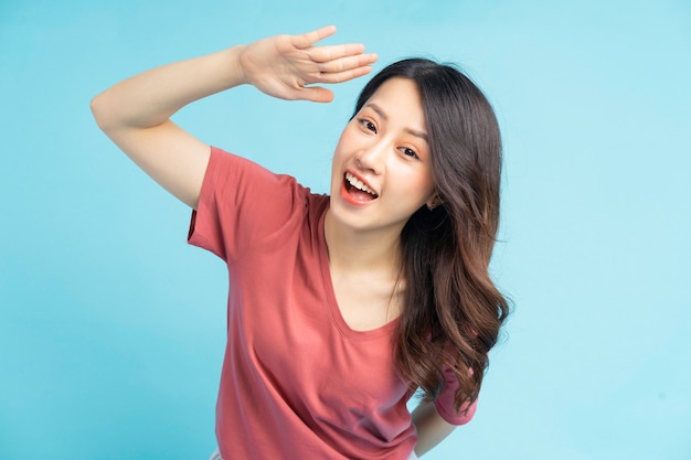 La bella donna asiatica stava alzando la mano per salutarla