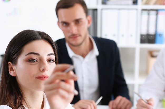 La bella donna bionda fa alcuni segni sullo schermo