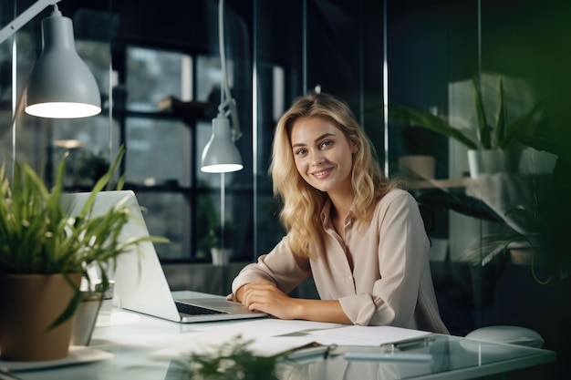 La bella donna bionda sorridente di affari è seduta nell'ufficio e sta esaminando la macchina fotografica