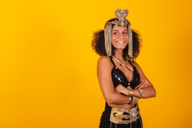 La bella donna brasiliana nera nel carnevale di Cleopatra copre tenendole le armi