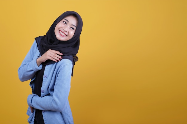 La bella donna che indossa l'hijab ha guardato bene l'espressione di sorriso