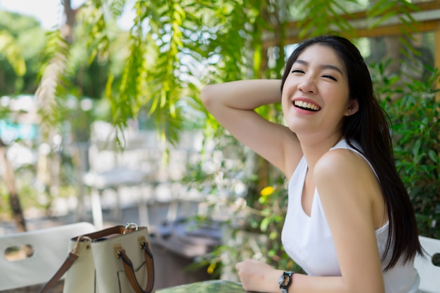 la bella donna felice che sorride con il sorriso perfetto gode della vita, concetto felice della donna