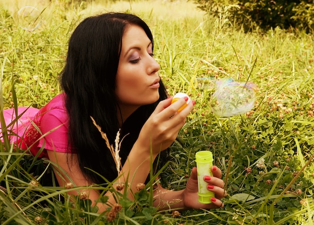 La bella donna inizia a fare le bolle di sapone